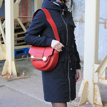 Красные женские сумки через плечо  - фото 45
