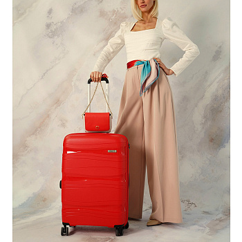 Красные пластиковые чемоданы  - фото 9